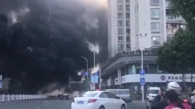 廣東汕頭一在建樓盤突發火災，現場濃煙滾滾，相當驚險！